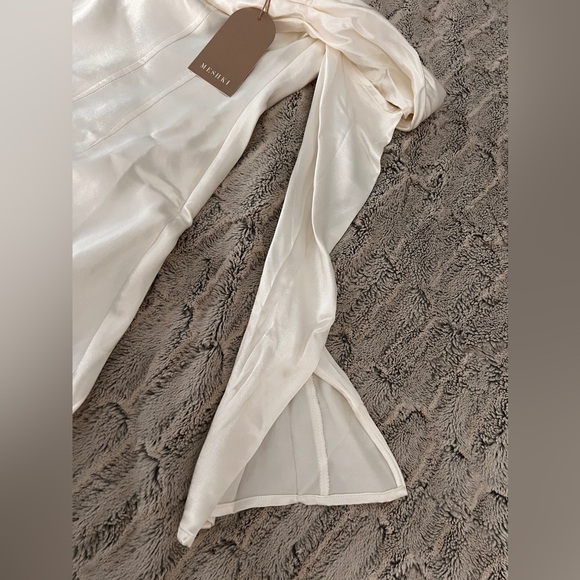 ✨NWT MESHKI GISELLE OFF THE SHOULDER MINI DRESS✨ - Picture 3 of 10